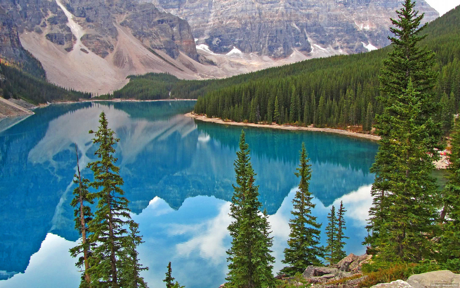 爱游戏 电竞-山地穿越沙丘挑战，荒漠中的速度与耐力较量，山地穿越需要的装备有 a地图 b绳索 c高腰鞋 d低腰鞋