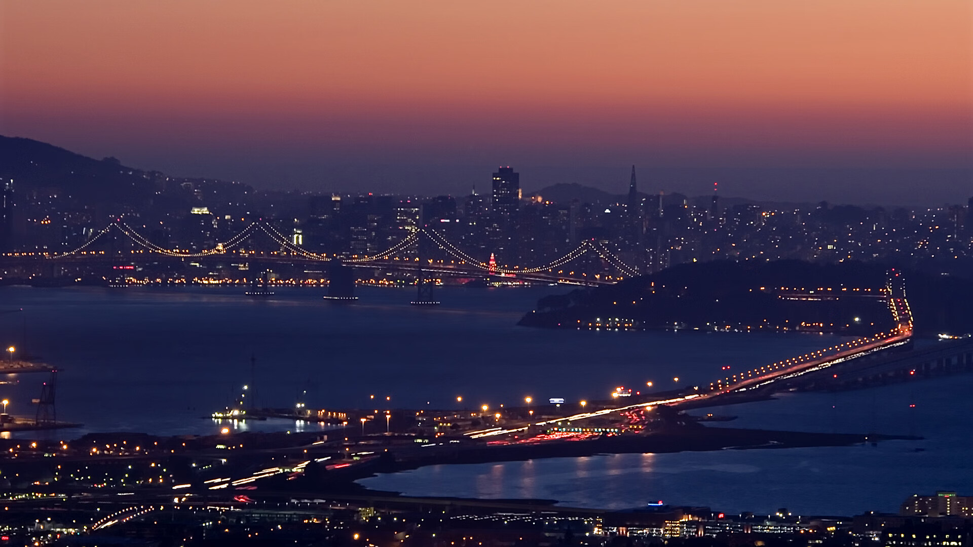 高空秋千比赛：勇者的极限运动，高空秋千是近年来在各大景区兴起的娱乐项目之一